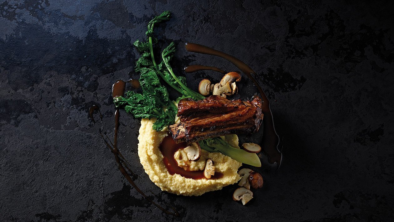 Costine con polenta e cime di rapa