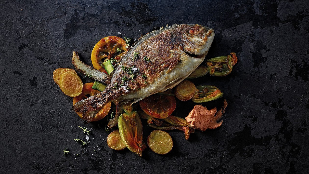 Orata arrostita con verdure alla mediterranea Orata arrostita con verdure alla mediterranea