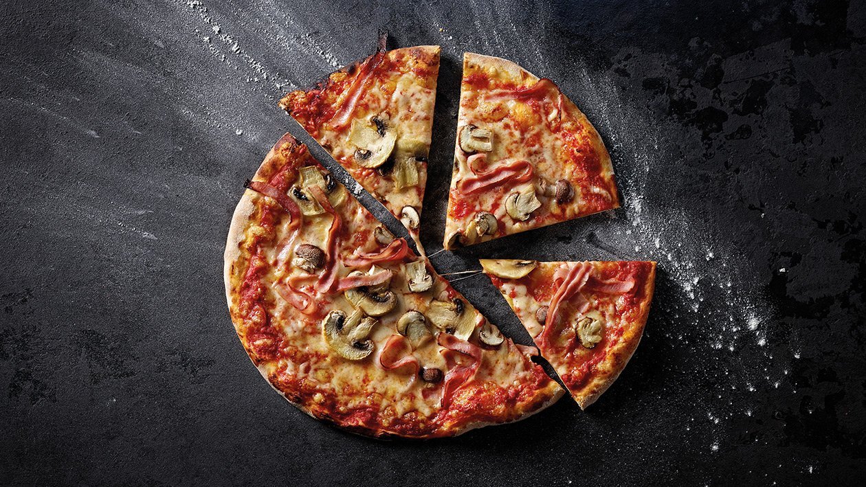 Pizza prosciutto e funghi Pizza prosciutto e funghi