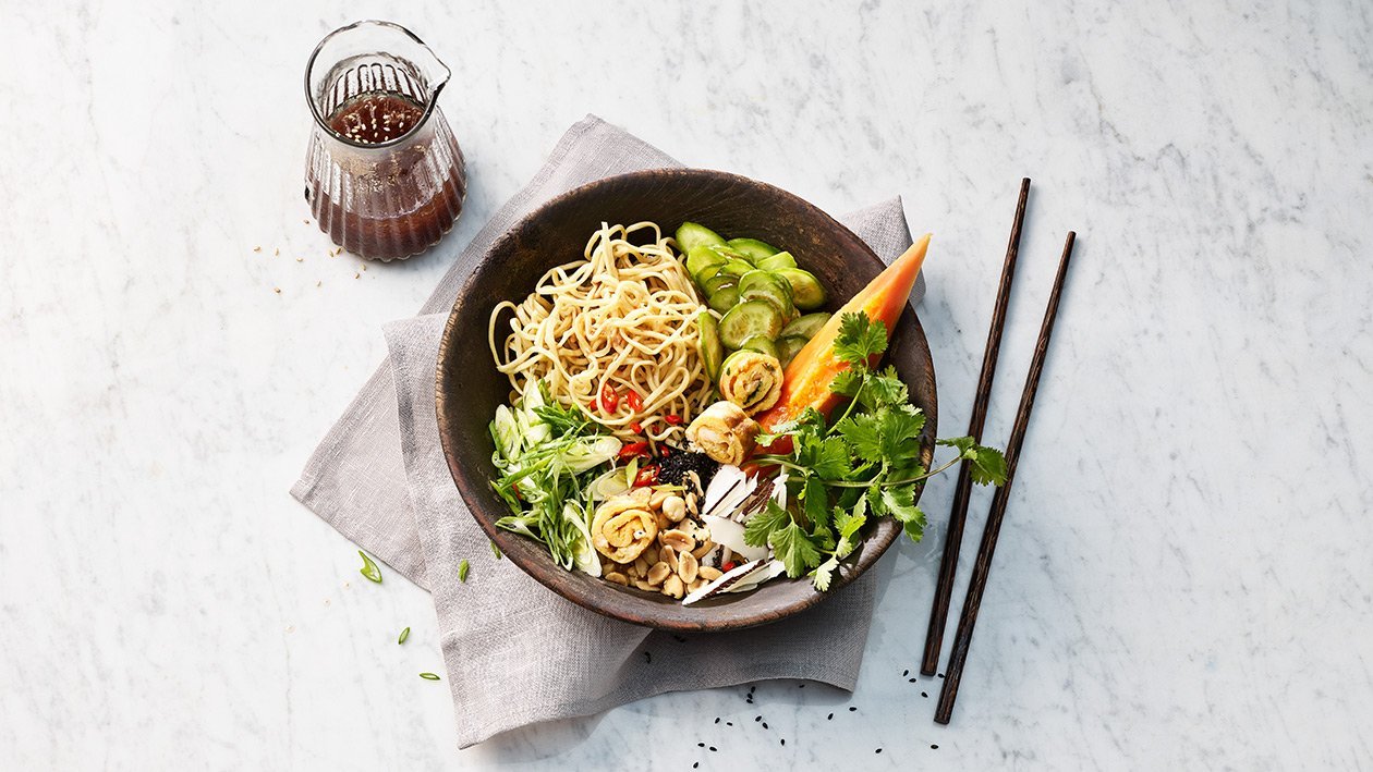 Chinanudel-Salat mit Papaya und Crevettenpfannkuchenstreifen –  