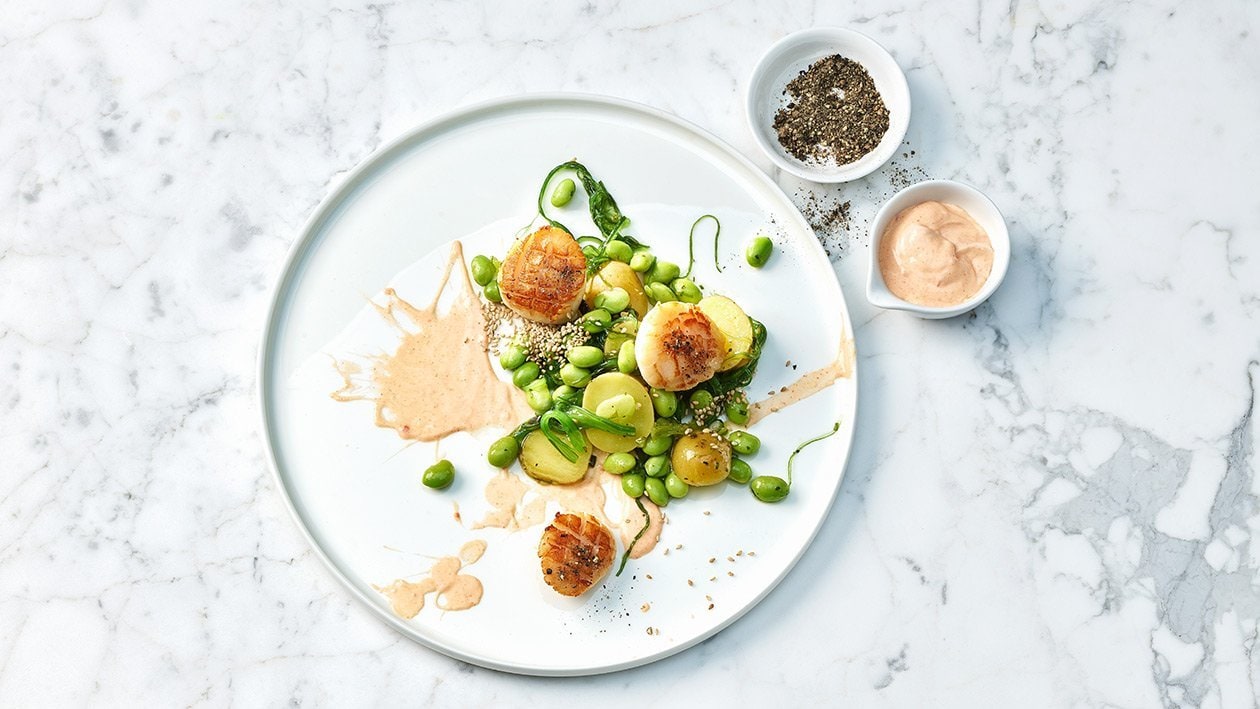 Salade de pommes de terre et édamame servi avec des coquilles St-Jacques