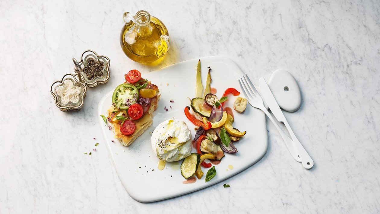 Salade tiède de légumes à l'italienne avec une burrata Salade tiède de légumes à l'italienne avec une burrata