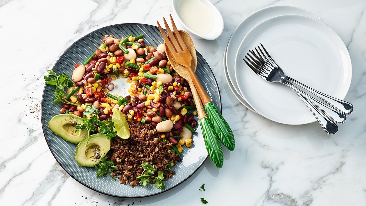 Mexikanischer Salat mit knusprigem Hackfleisch und Avocado Mexikanischer Salat mit knusprigem Hackfleisch und Avocado