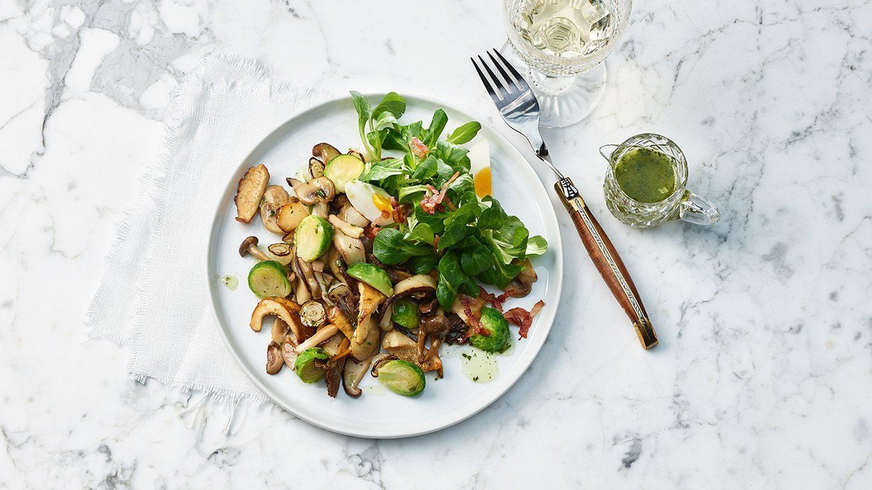 Nüsslisalat mit Pilzen und Rosenkohl