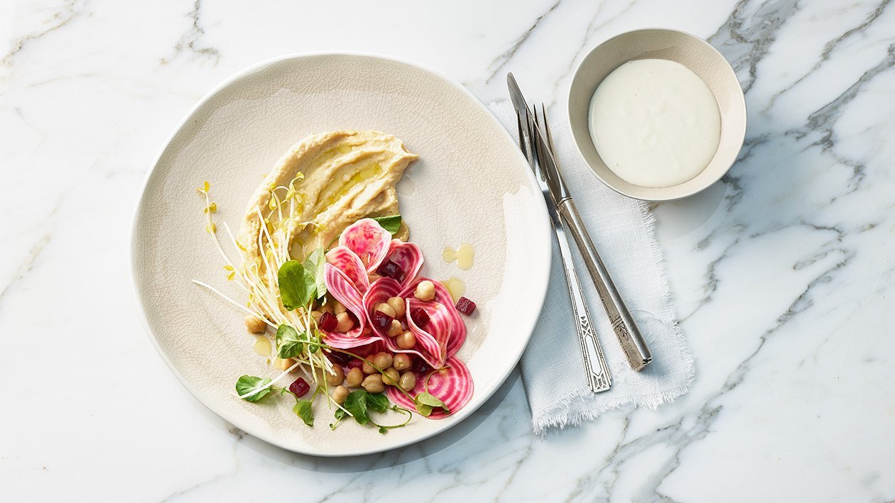 Salade de betteraves rouges et pois-chiches, houmous, avec un dressing au yoghourt Salade de betteraves rouges et pois-chiches, houmous, avec un dressing au yoghourt