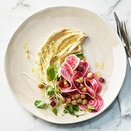 Salade de betteraves rouges et pois-chiches, houmous, avec un dressing au yoghourt