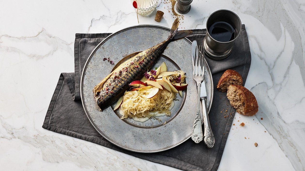 Sauerkraut-Apfel-Salat mit geräucherter Pfeffer-Makrele Sauerkraut-Apfel-Salat mit geräucherter Pfeffer-Makrele