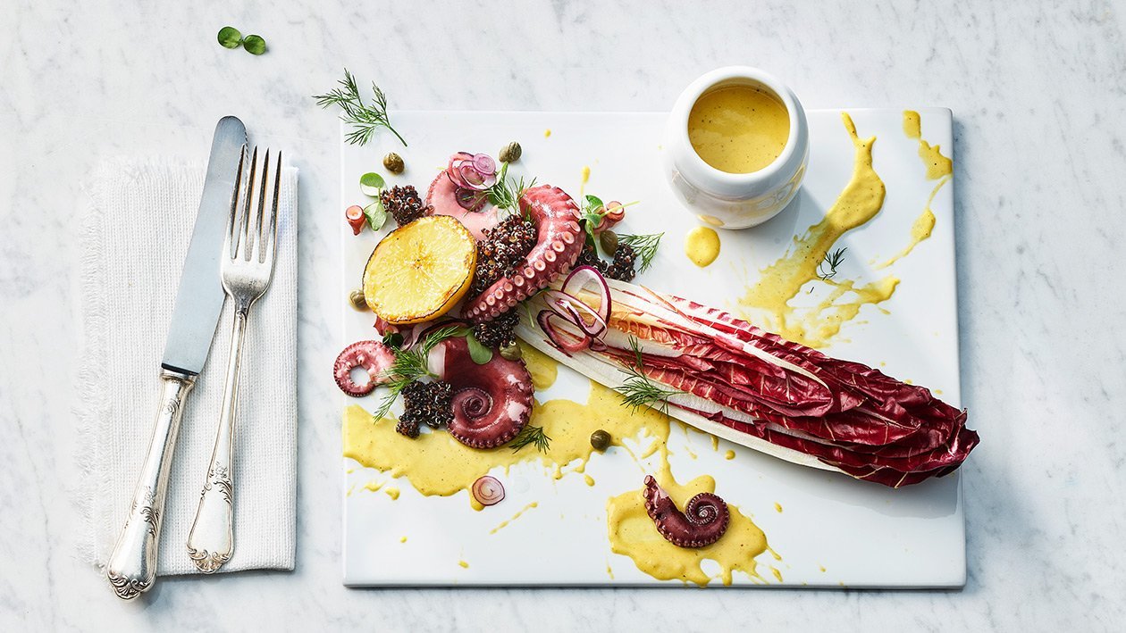 Schwarzer Quinoa-Salat mit Pulpo und Safran-Dressing