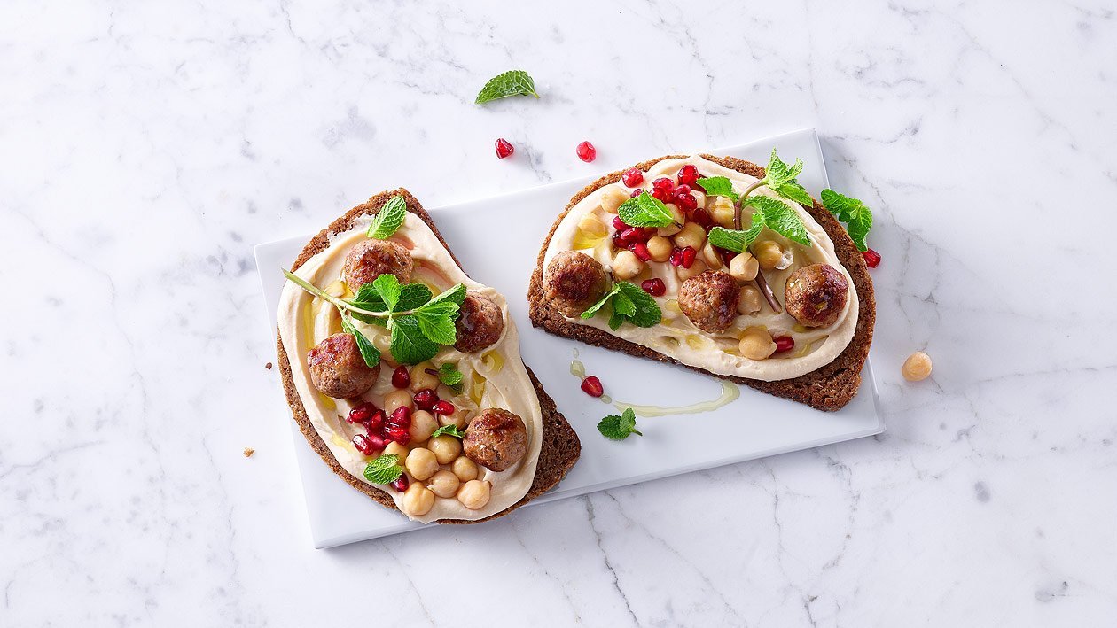 Sandwich au humus et boulettes de viande Sandwich au humus et boulettes de viande