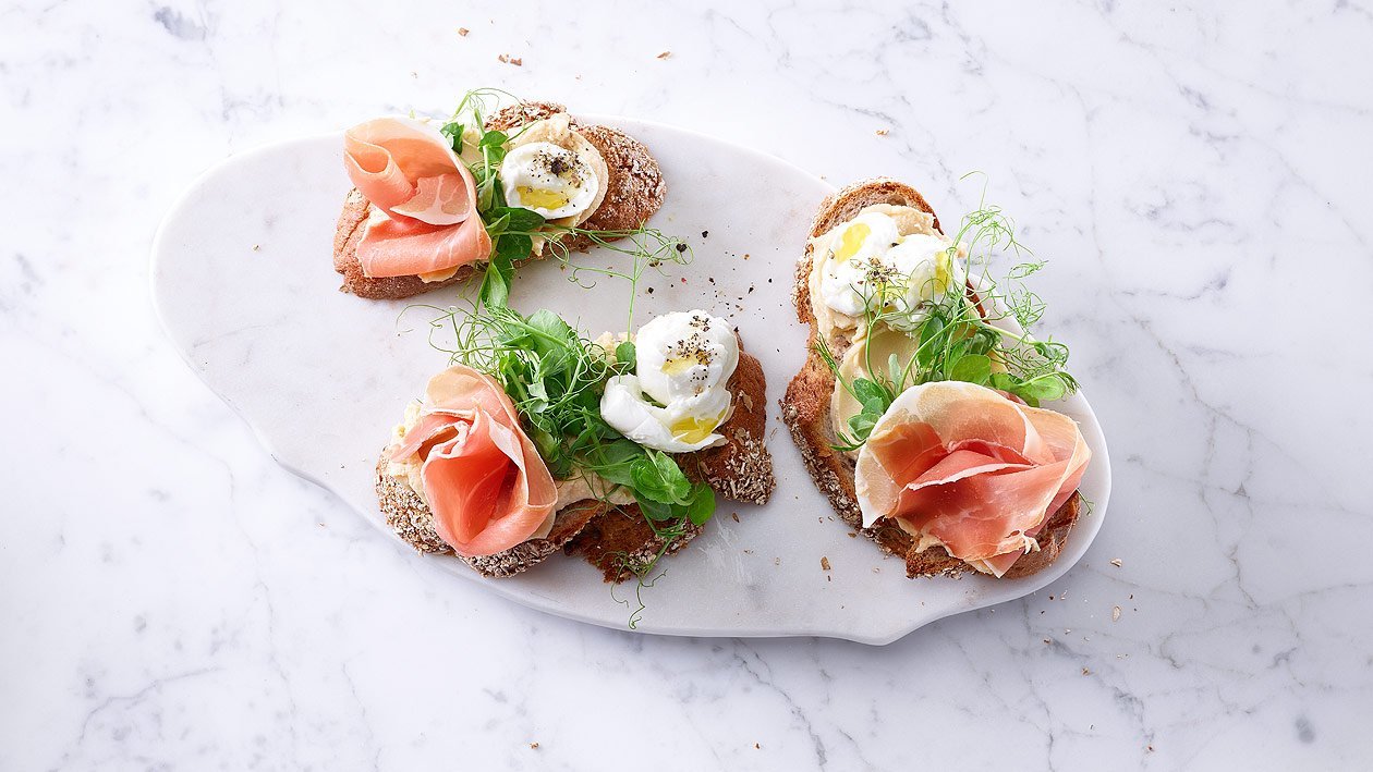 Kartoffelbrotsandwich mit Parmaschinken und Burrata