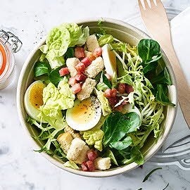 Blattsalate mit Speck, Croutons, Ei und Frenchdressing to go