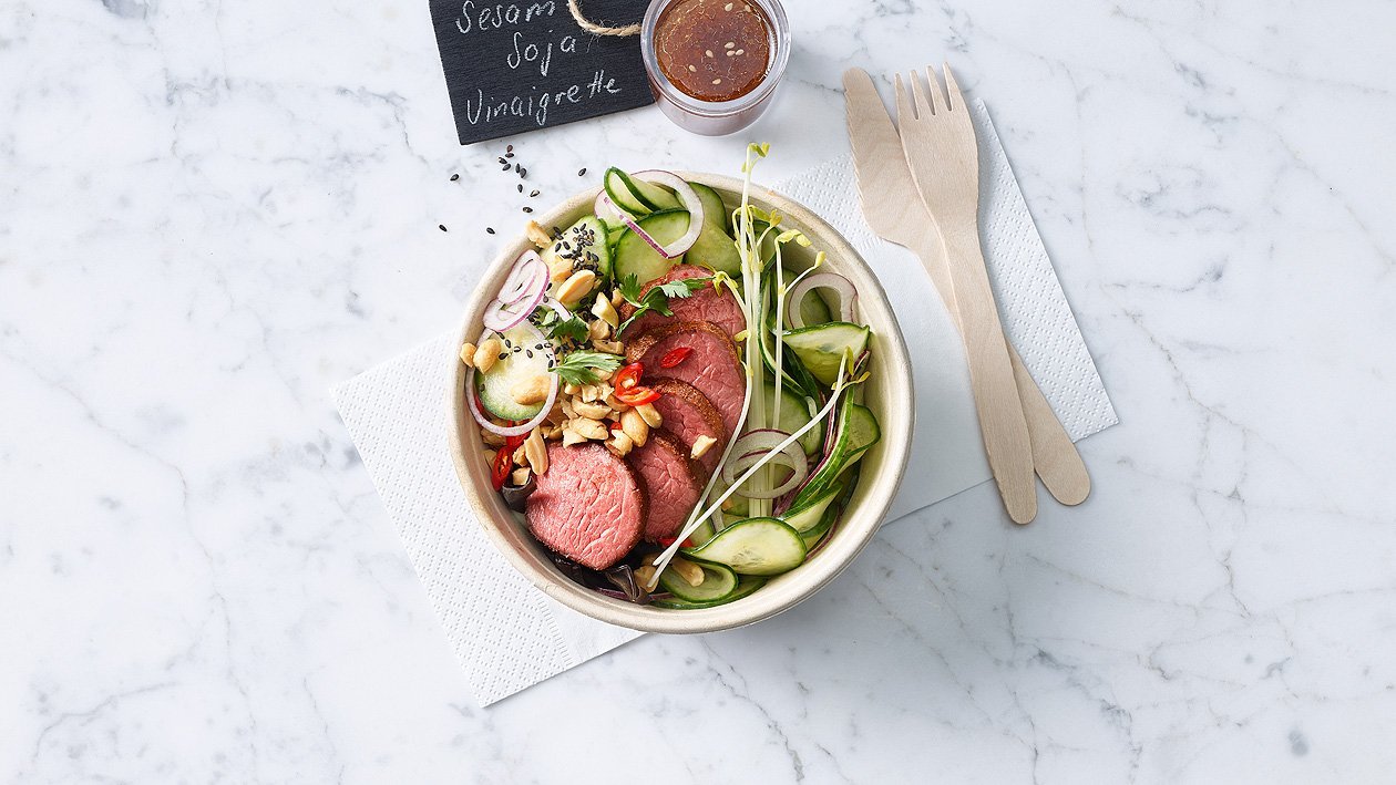 Marinierter Gurkensalat mit rosa Rindfleisch to go Marinierter Gurkensalat mit rosa Rindfleisch to go
