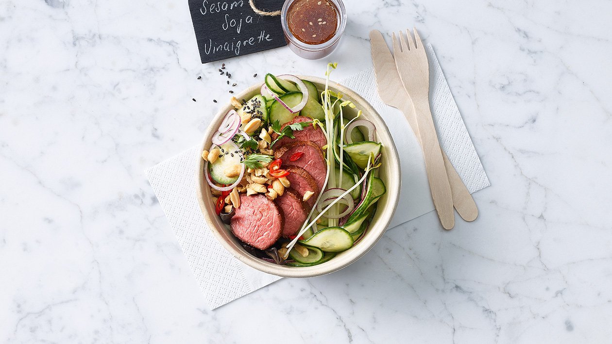 Marinierter Gurkensalat mit rosa Rindfleisch to go