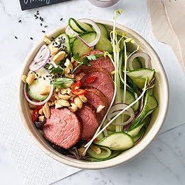 Marinierter Gurkensalat mit rosa Rindfleisch to go