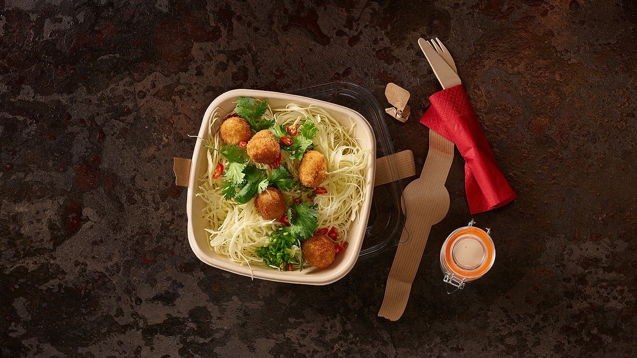 Marinierter Kabissalat mit frittierten Mozarellabällchen to go