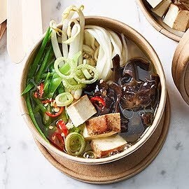 Ramen Suppe mit Gemüse und Tofu to go