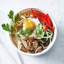 Ramen Suppe mit Poulet und Wachtelei to go