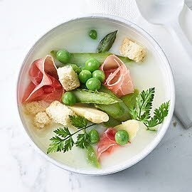Spargelcreme-Suppe mit Spargelstückchen und Rohschinken to go