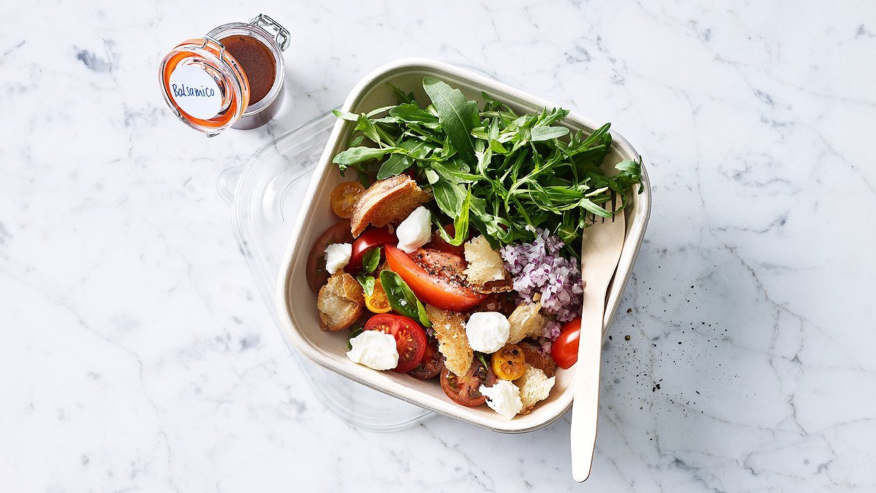 Tomaten Mozzarella Brotsalat to go Tomaten Mozzarella Brotsalat to go