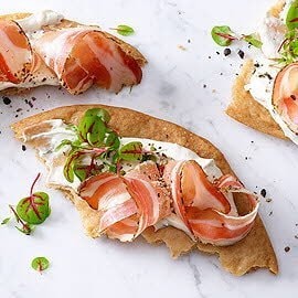 Schüttelbrot (pain de seigle épicé et croustillant) au lard