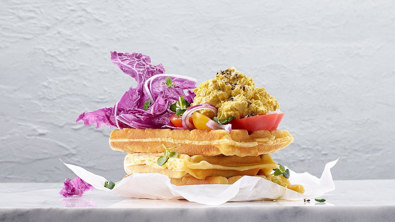 Sandwich à l'oeuf brouillé végane sur gaufre de pommes de terre Sandwich à l'oeuf brouillé végane sur gaufre de pommes de terre