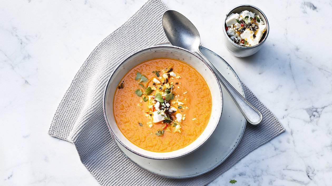 Orientalische Tomaten-Karotten-Suppe mit Oliven-Feta-Topping