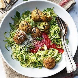 Boulettes d'aubergines croustillantes en sauce tomate et nouilles de courgettes