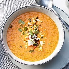 Soupe orientale tomates-carottes avec un topping aux olives et féta
