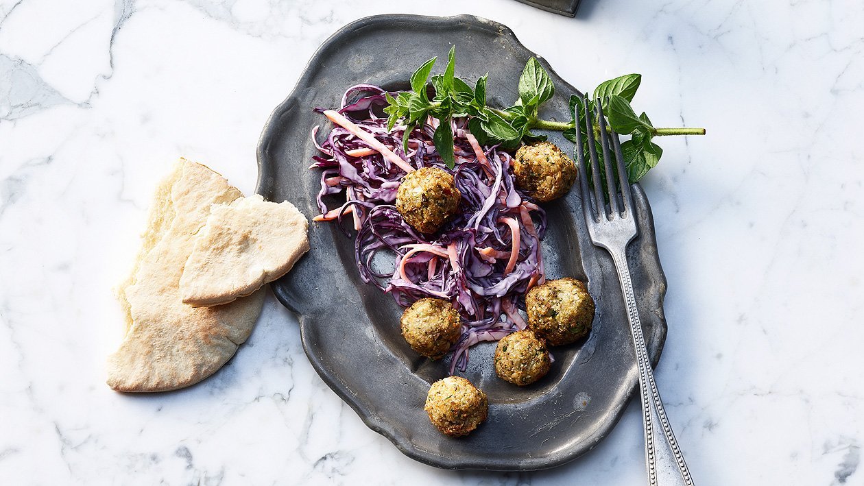 Falafel de topinambour - chia - amandes avec un dip de tahini Falafel de topinambour - chia - amandes avec un dip de tahini