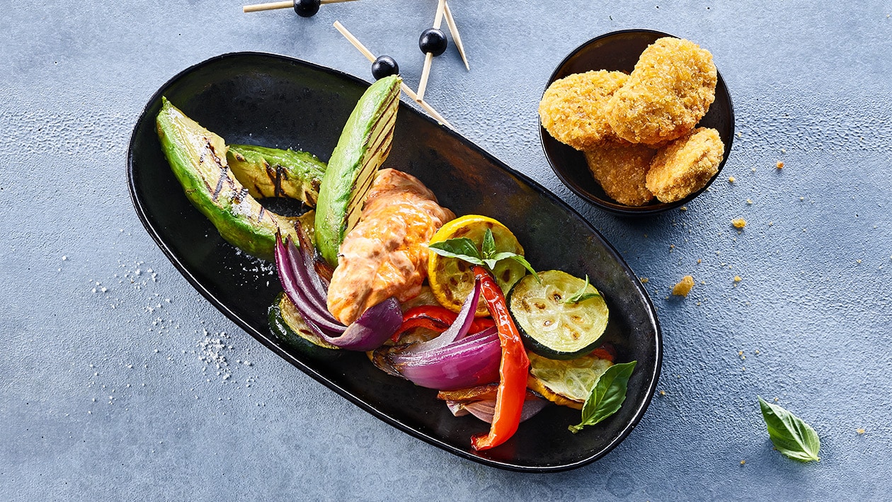 Grillierte Avocados mit Nuggets und Paprika-Veganese Grillierte Avocados mit Nuggets und Paprika-Veganese