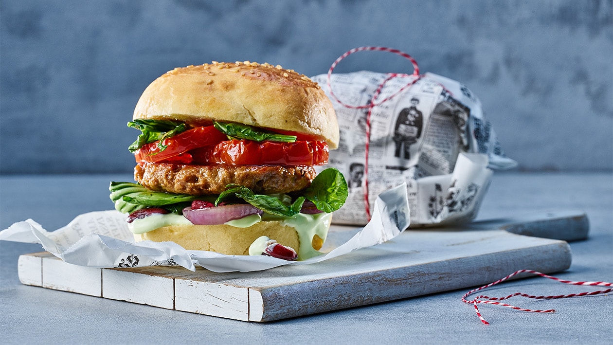 Rote-Bohnen Burger mit Wasabi Veganese und Tomaten Rote-Bohnen Burger mit Wasabi Veganese und Tomaten