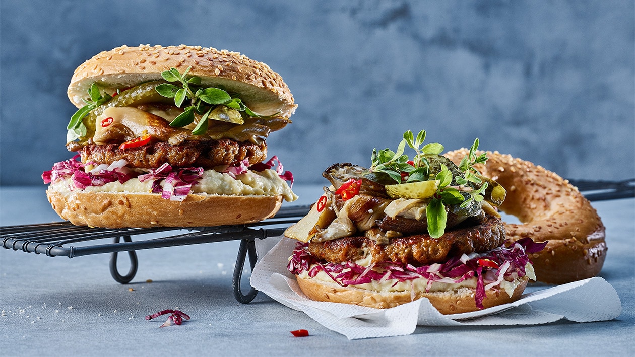 BBQ Burger mit Austernpilzen und Gurken im Sesam Bagel