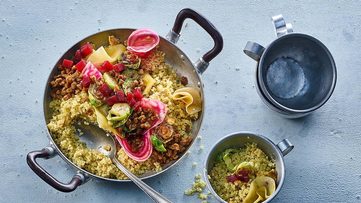 Bulgur und veganes Gehacktes mit Randen und Rosenkohl Bulgur und veganes Gehacktes mit Randen und Rosenkohl