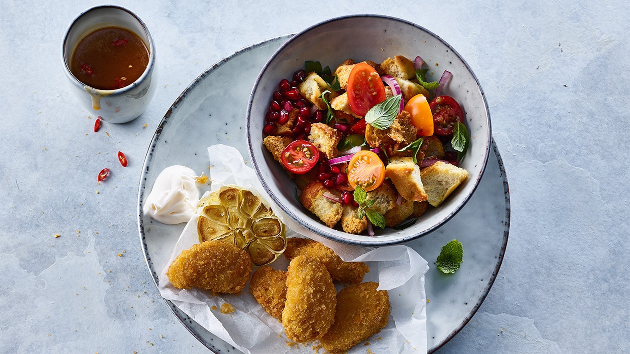 Tomaten-Brot-Granatapfelsalat mit Nuggets Tomaten-Brot-Granatapfelsalat mit Nuggets