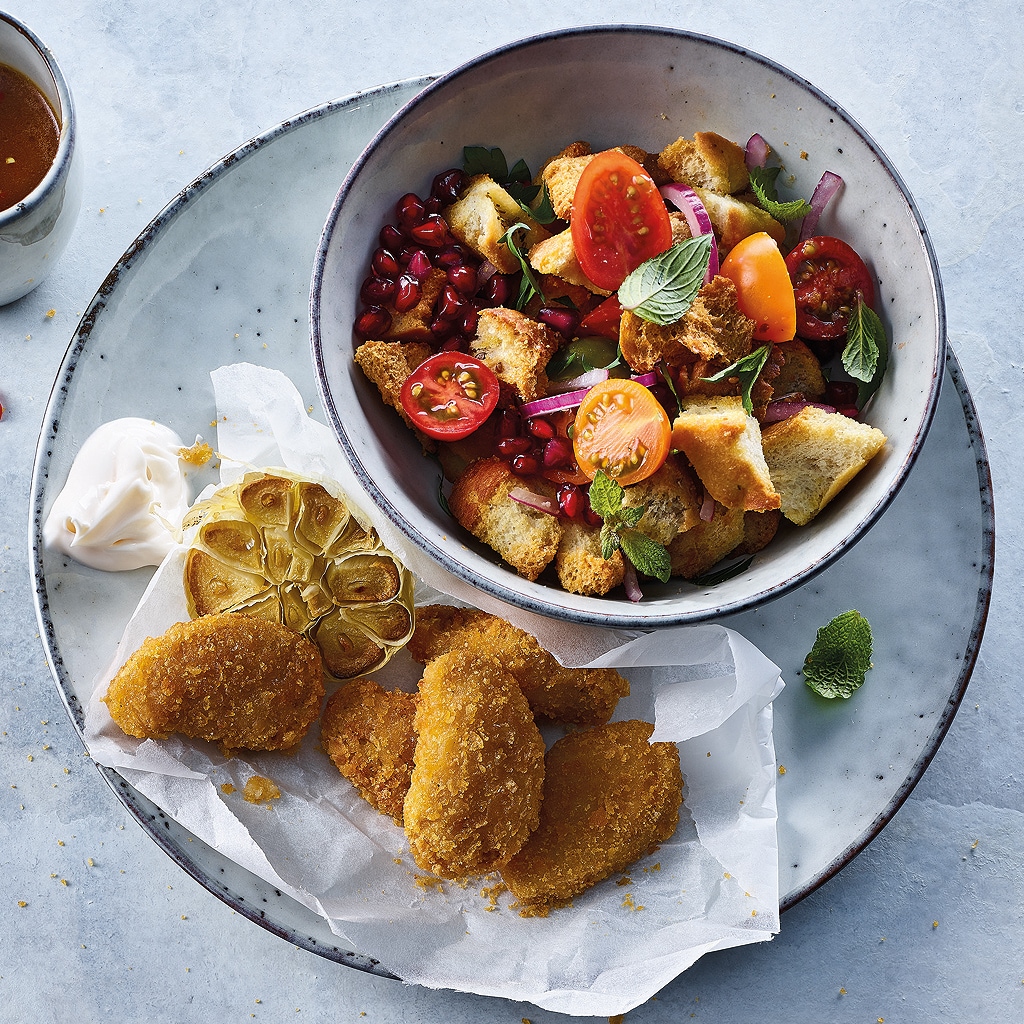 Salade de tomates, pain, graines de grenade et nuggets