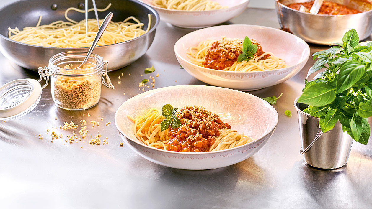 Spaghetti Bolognese mit Cashew "Parmesan" Spaghetti Bolognese mit Cashew "Parmesan"
