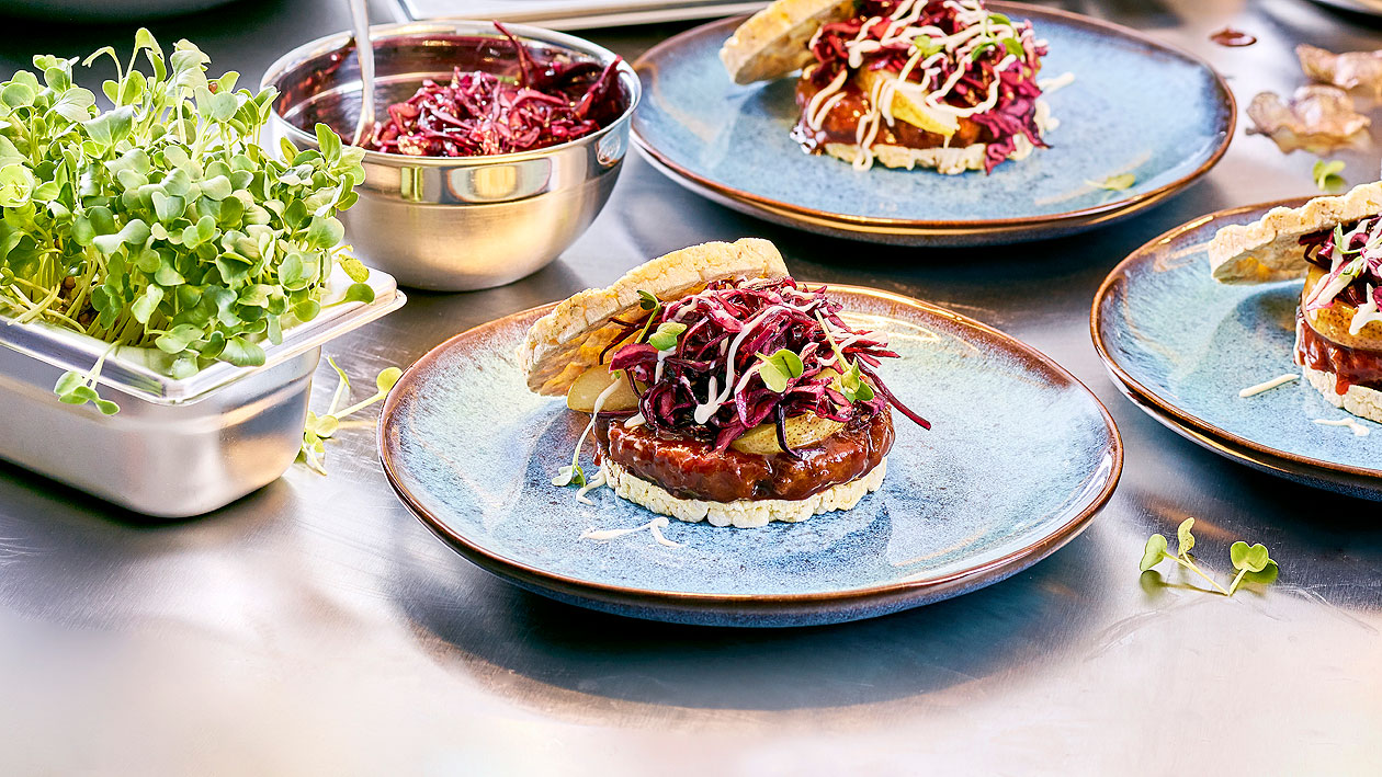 Burger BBQ, choux rouges au sésame, poire et galette de riz