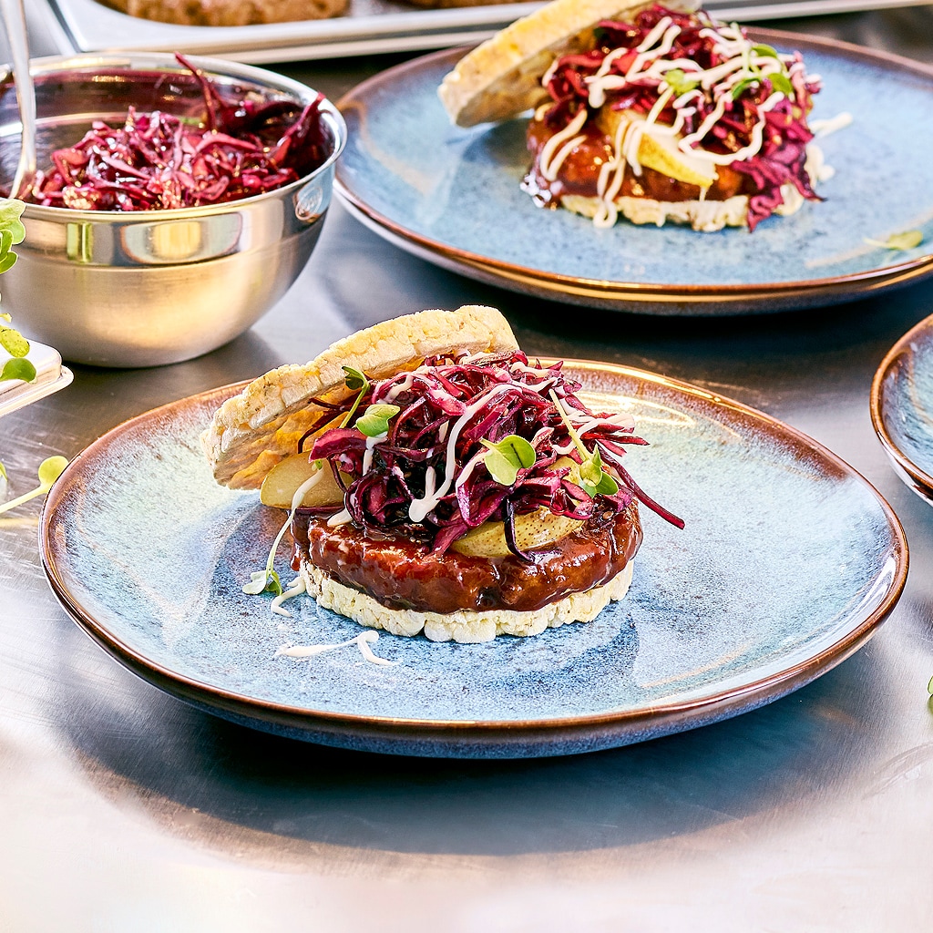 BBQ Burger mit Sesam Rotkraut, Birne und Reiswaffel