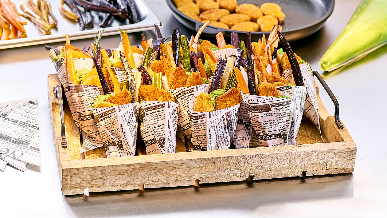 Vegane Nuggets mit Erbsenpüree und gebackenem Wurzelgemüse