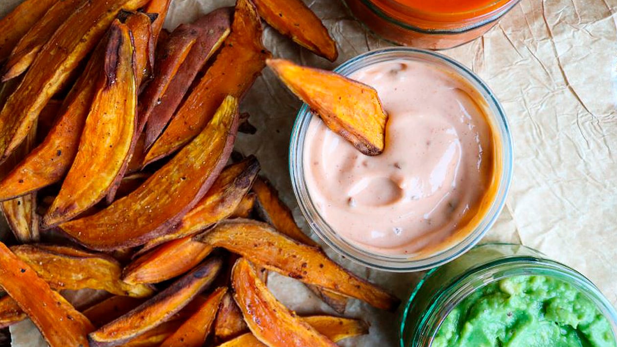 Fries de patates douces avec une sélection de dips