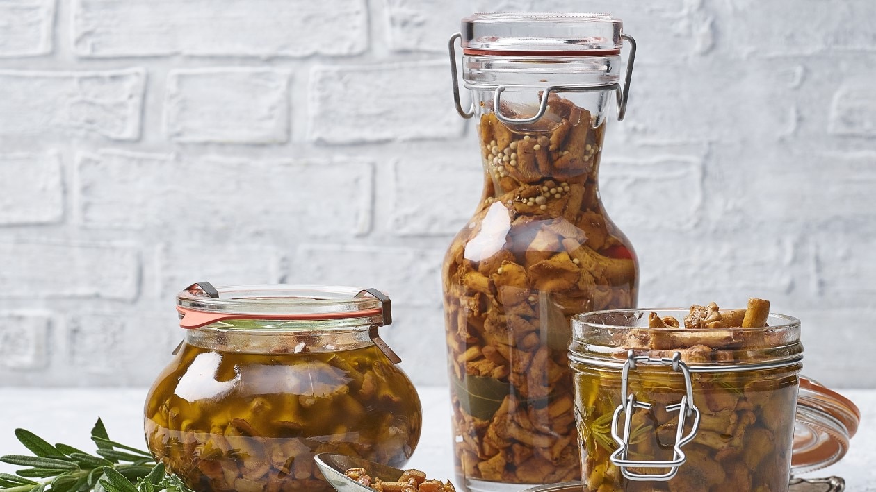 Chanterelles en conserve au vinaigre aux herbes Chanterelles en conserve au vinaigre aux herbes