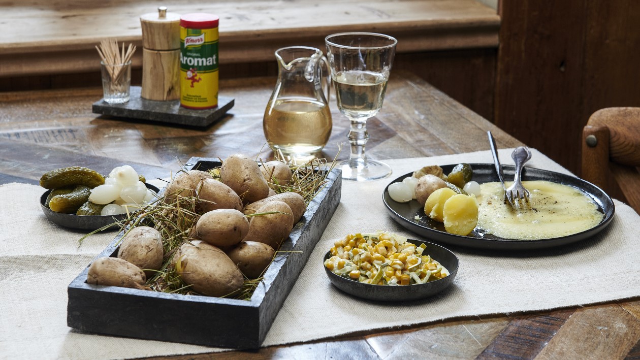 Walliser Raclette mit Kartoffeln und Zwiebel-Maissalat Walliser Raclette mit Kartoffeln und Zwiebel-Maissalat