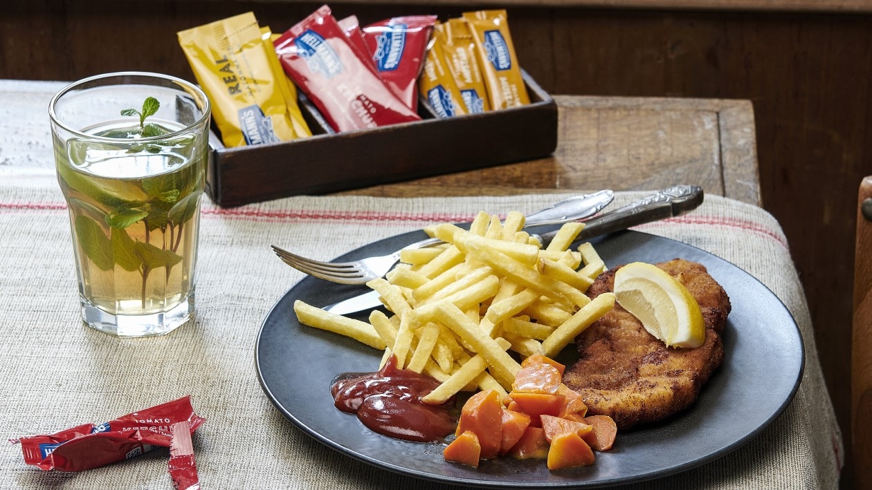 Escalope panée, pommes frites et carottes glacées