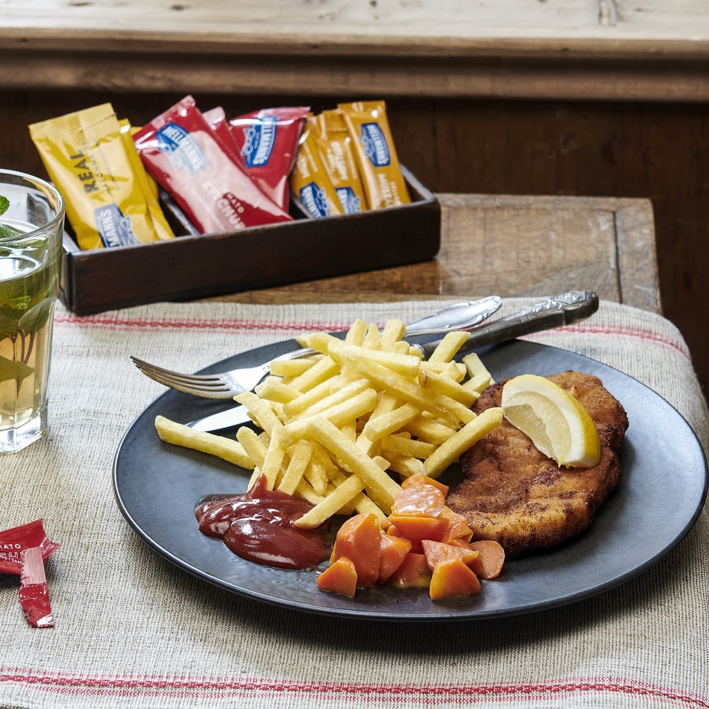 Schnitzel mit Pommes und Rüebli