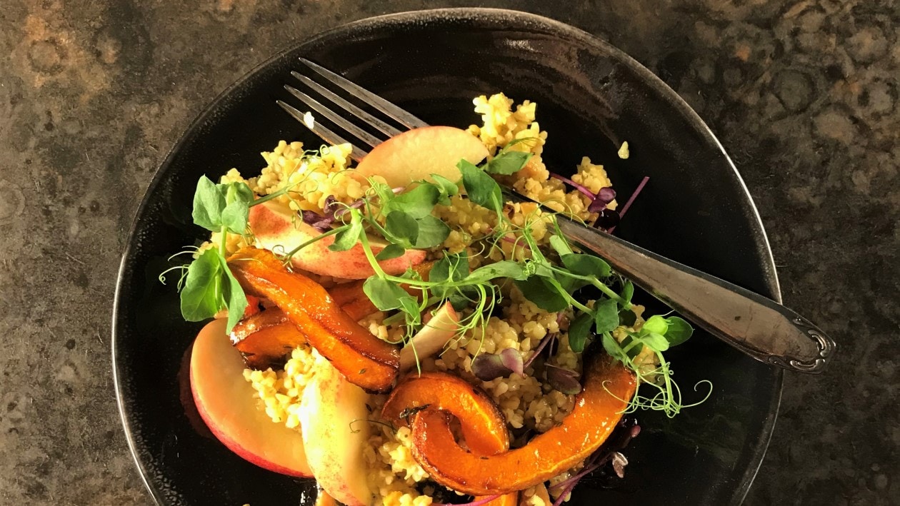 Bulgursalat mit Kürbisschnitzen aus dem Ofen