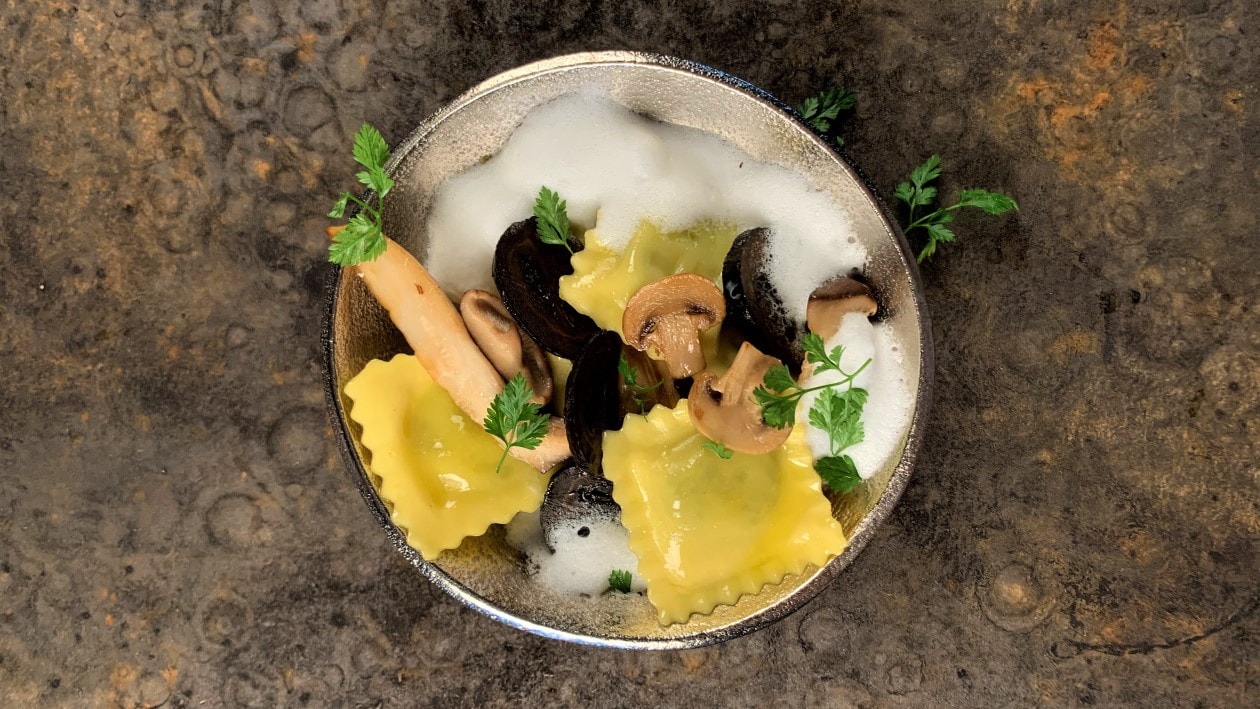Ravioli à l'écume aux fines herbes et noix noires Ravioli à l'écume aux fines herbes et noix noires