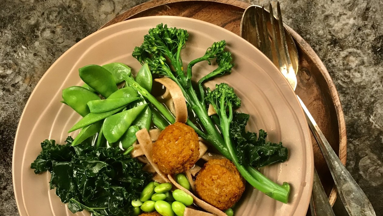 Bol de nouilles et légumes aux boulettes de Vegetarian Minced Balls