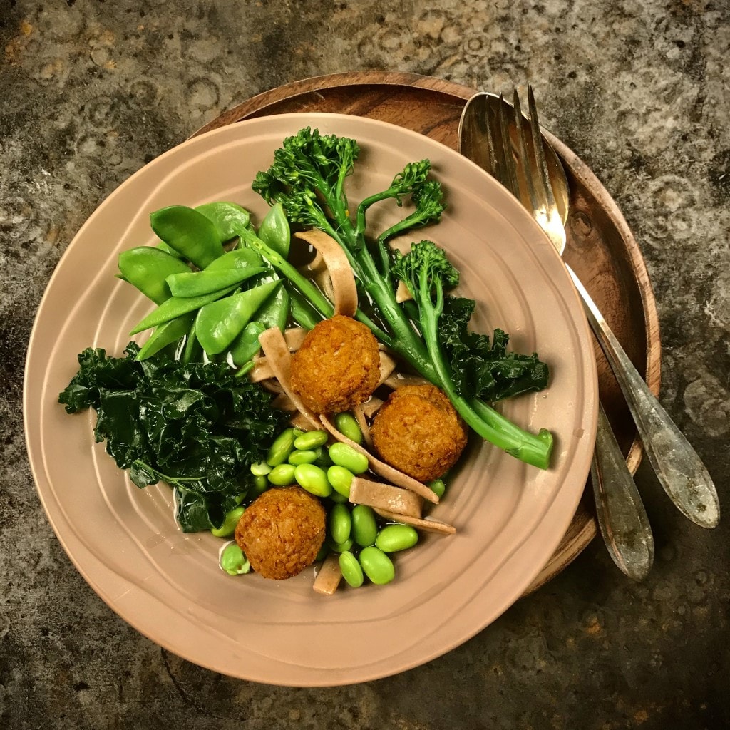 Bol de nouilles et légumes aux boulettes de Vegetarian Minced Balls