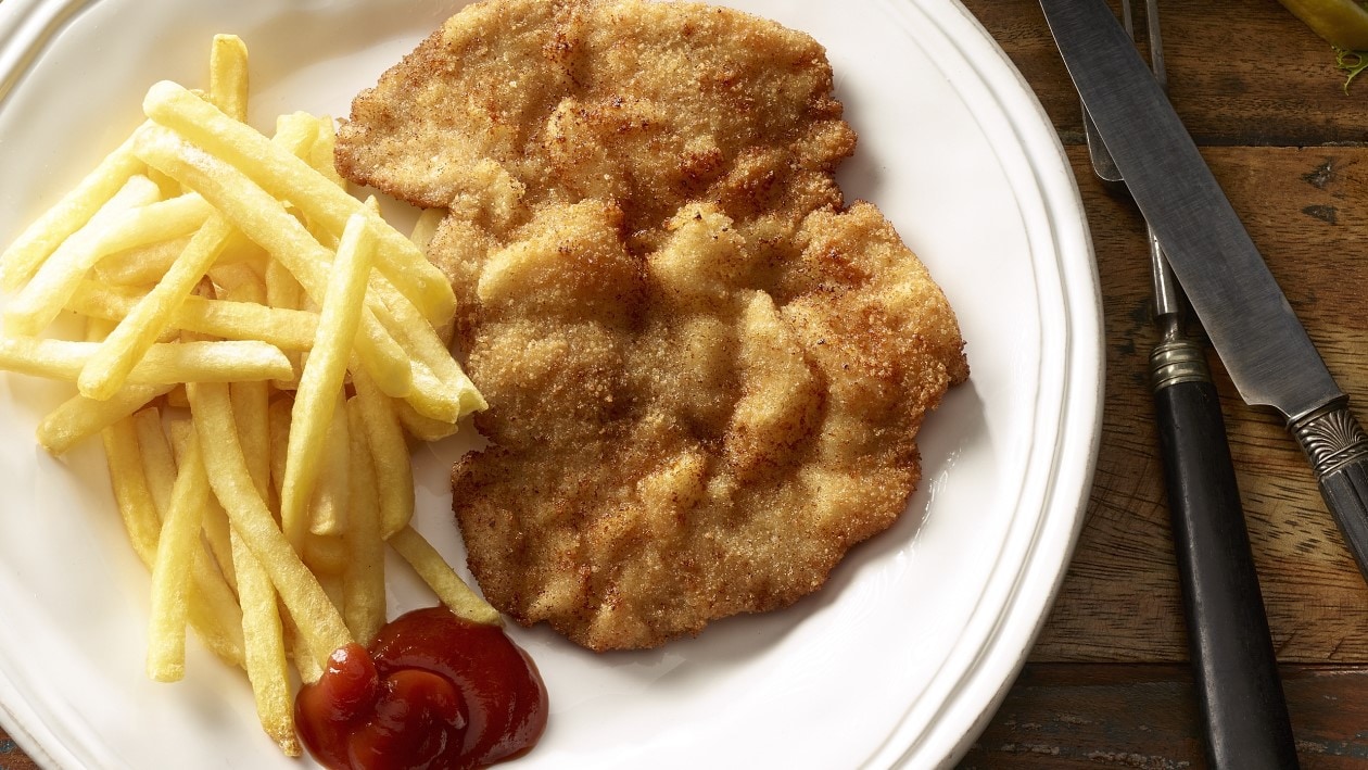 Wiener Schnitzel mit Pommes frites und Salat