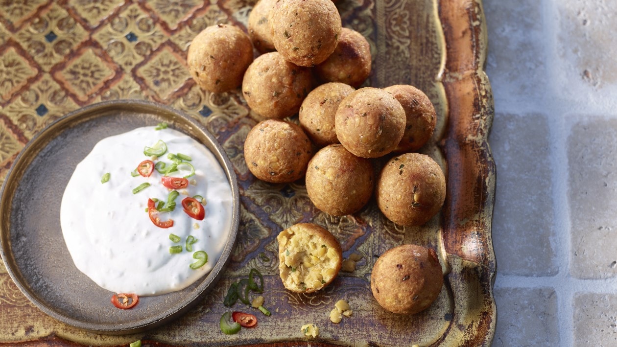 Falafels aux lentilles et lardons servis avec un dip